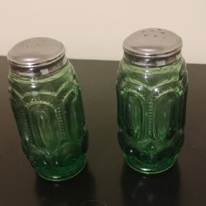 Vintage L.E. Smith Green Glass Moon and Stars Shaker Set  Metal Top